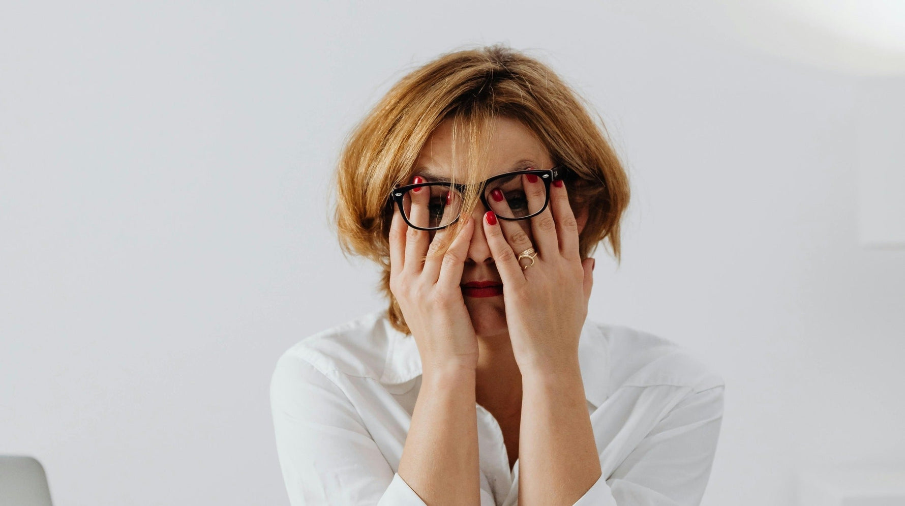 Occhi secchi: cause comuni e soluzioni quotidiane